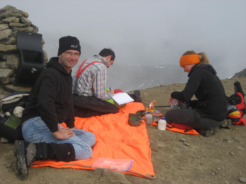 Picknick auf dem 'Sarkofag' und Eintrag ins Gipfelbuch (Bild von Birgit Jaenicke)